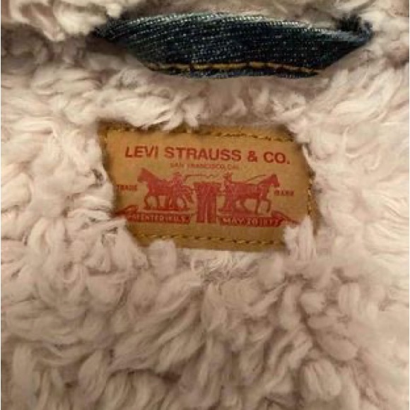 ✨SOLD✨ Levi’s Sherpa Vest - Picture 3 of 4